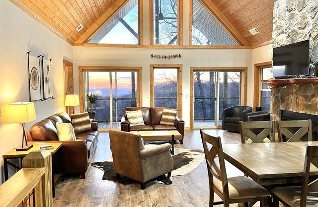 Live the High Life! Views, Hot Tub, Pup Friendly!