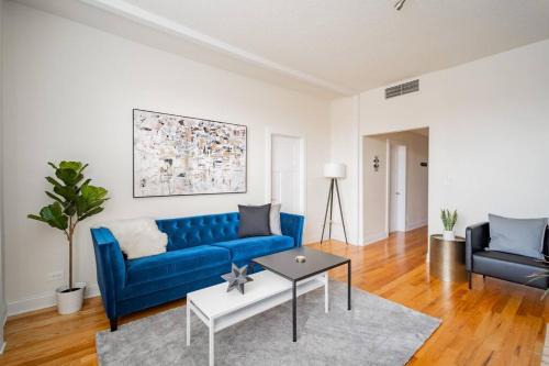 Lively 3BR Apt in Chicago - Milwaukee N3