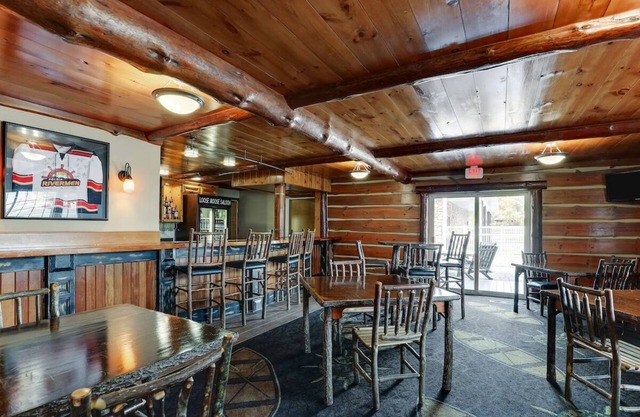 Living Area w/Fireplace! Theme Suite in Stoney Creek Peoria | 3 Units