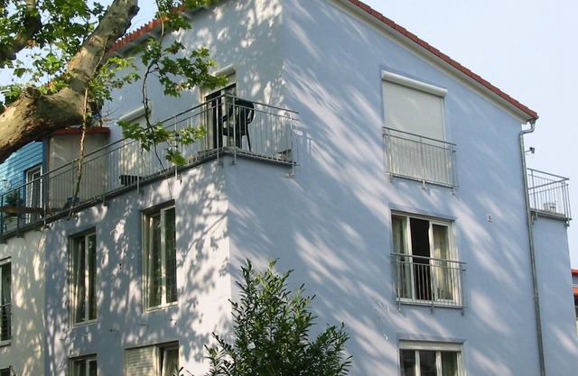 Living on the edge of the city and forest. Experience a mix of proximity to the city and green nature.