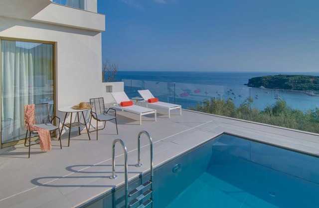 LIVINGHOME SUITES