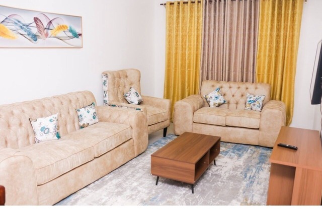 LIWANDO PL, 3BR, 2BATH @GWA, 15 MINUTES FROM JKIA, W/WIFI, NETFLIX, WASHER, ETC