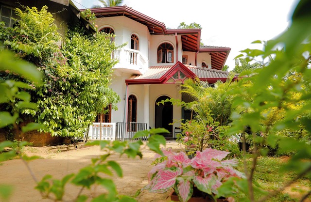 Liyara Villas is located near the Ambuluwawa mountain, a popular tourist spot.