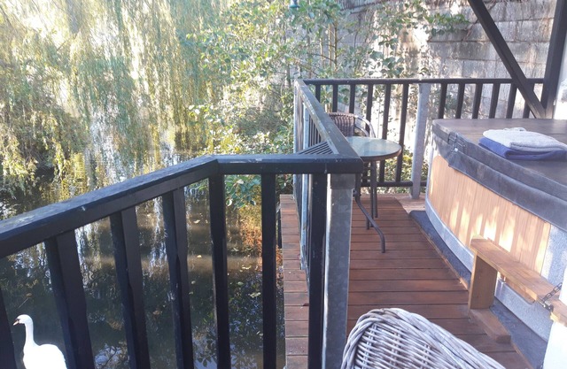 LLETY MAES FFYNNON [ Rhuthun waterside apartment]