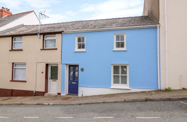 LLETY, pet friendly, character holiday cottage in Fishguard