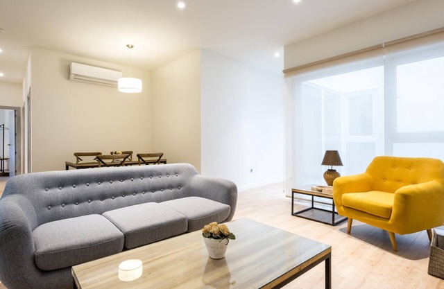 LN3 2BD+2BTH Cloakroom, Shared terrace with pool + Parking on demand