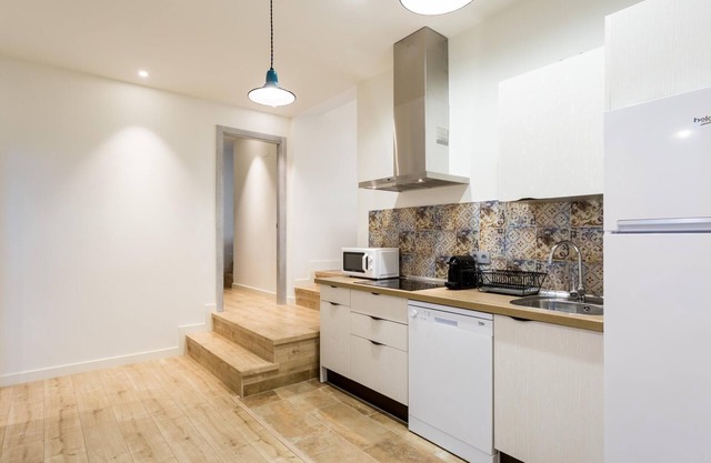 LN7 2BD+2BTH Cloakroom, Shared terrace with pool + Parking on demand