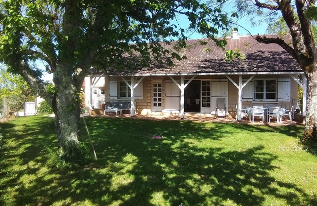 Located between Sarlat and Rocamadour, in a quiet area with a view, 120m² single-storey gîte.