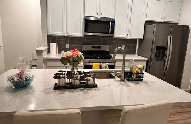 Located close to city and mountains- 2-BR townhome with WiFi and AC