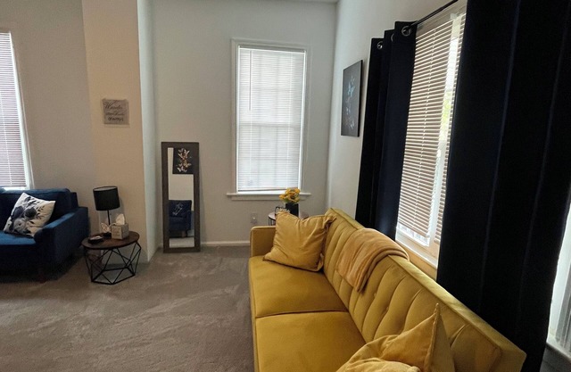 Located in the Heart of Downtown Hampton rent for 30 days or more!