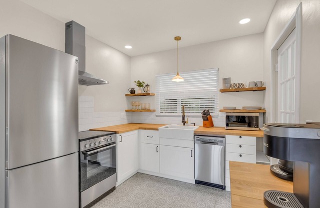 Located near St Pete beaches, downtown Gulfport and short distance to Tampa