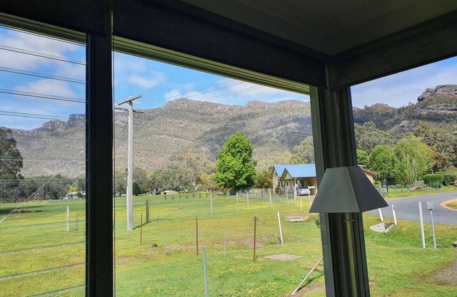 Located on valley floor, amazing views, 300mm to shops, wildlife in abundance.