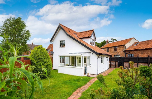 Located quietly and tucked away in the village of Saxthorpe, Inglenook, a semi-detached cottage dati