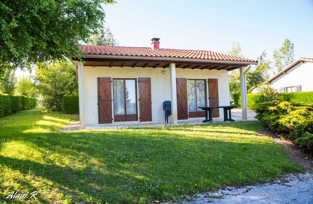 Located Sarrecave, Leisure accommodation with swimming pool Lac Saint Georges