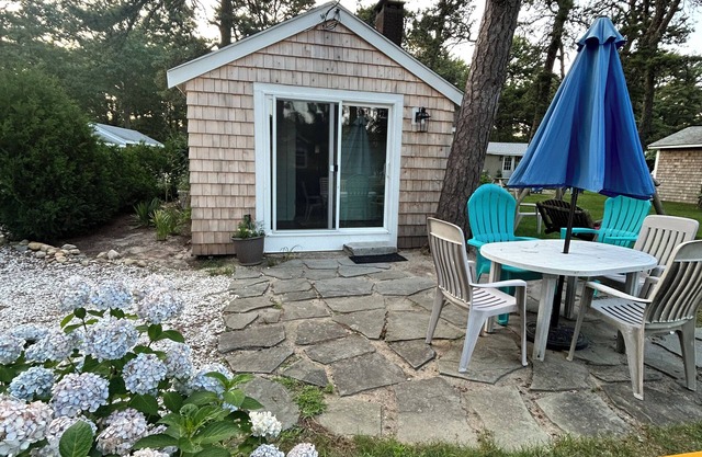 LOCATION! CABIN sleeps3, 1 mile to BEACH, Heated POOL, Kitchen/Grill, Parking