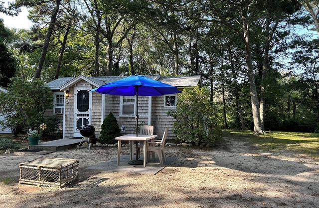 LOCATION! Cabin sleeps3, POOL, 1 mile to OCEAN, Kit/Grill, Pet ok, Parking,Golf