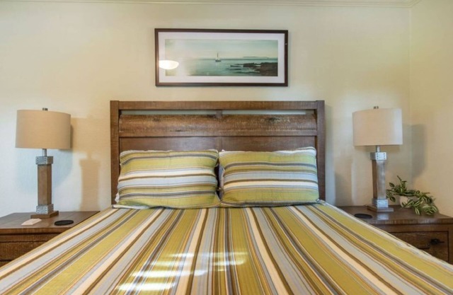 LOCATION! COZY COMFORT 2 BLOCKS FROM PARK AVE W POOL, HOT TUB AND GRILL STATION!