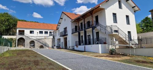 Location d appartements EasyLodges à La Ferté-sous-Jouarre proche gare Séjour tout confort