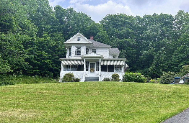 Location Location! Comfort and Privacy So Close to Downtown