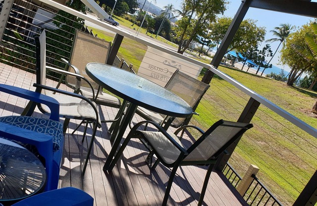 LOCATION! LOCATION! Seaview Cottage in village hub. Closest to beach.