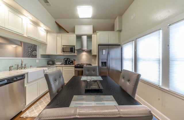 Location! Midtown Victorian Gem Sleeps12