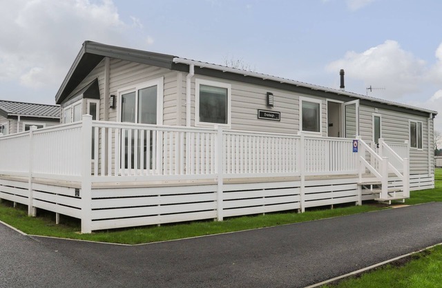 LODGE AT CHICHESTER LAKESIDE (2 BED), family friendly in Runcton