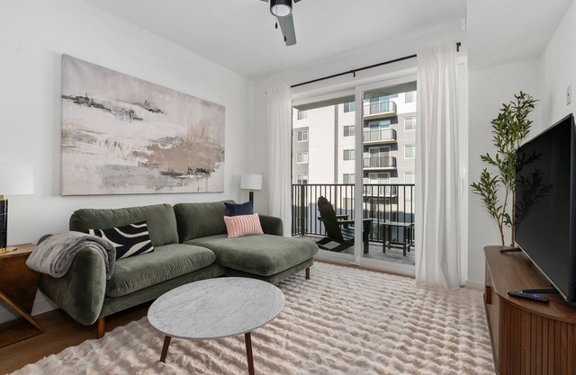 Lodgeur | Sunlit 1BR w/balcony | Energy Corridor