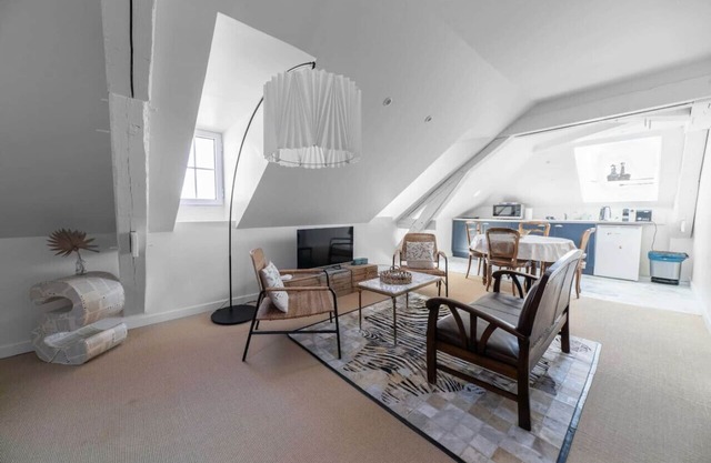 Loft design au centre-ville avec jardin et parking