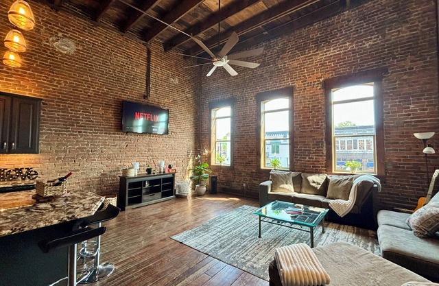 Loft in the Heart of Downtown - 500 Mbps WiFi - 4 car parking - EV charge - Boat
