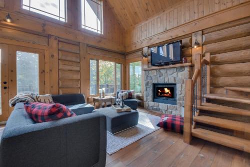 Log Cabin Home with Lake and Mountain view by Reserver.ca