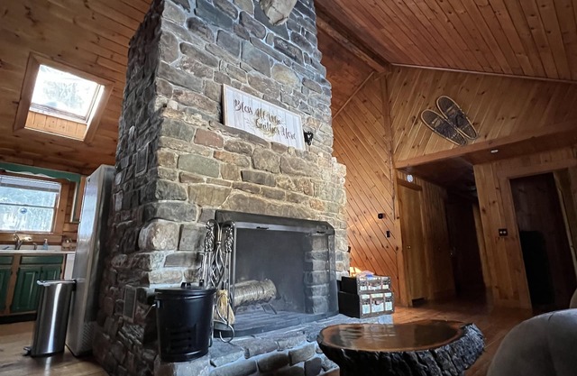 Log Cabin Minutes from Jackson Gore and Okemo Mountain!