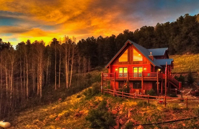 Log Cabin near Historic Cripple Creek, Hot Tub and Spectacular Views!