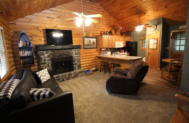 Log Cabin Pool, Wooded, Secluded,Jacuzzi, WiFi, nature trails,1 mile from SDC