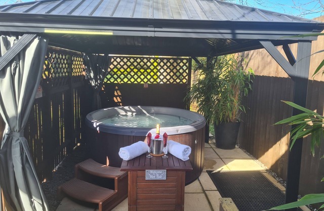 Log Cabin Private Hot Tub & Swimming Pool ,Adults Only,New Forest National Park