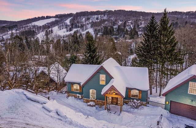 🏡 Log Cabin Stay w/Sauna, Hot Tub + Games Room – Close to Town!