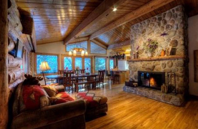 Log cabin-style home near hiking trails w/hot tub, & 2 fireplaces