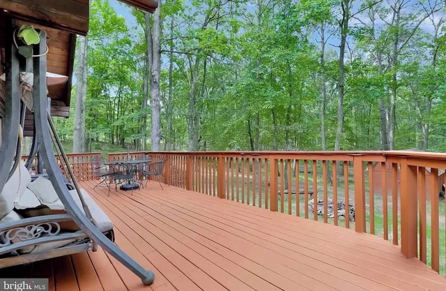 Log Cabin w Loft, Hot Tub, Deck, Fire Pit, & WiFi