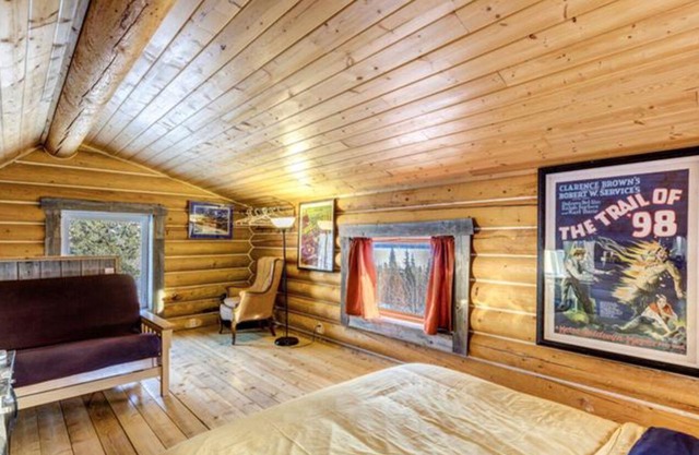 Log Cabin with Amazing Mountain & Lake Views (allergy-friendly)