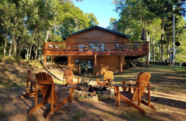 Log Home on Leader Lake- Quiet and Beautiful Sand Bottom Lake, Swim Fish Paddle