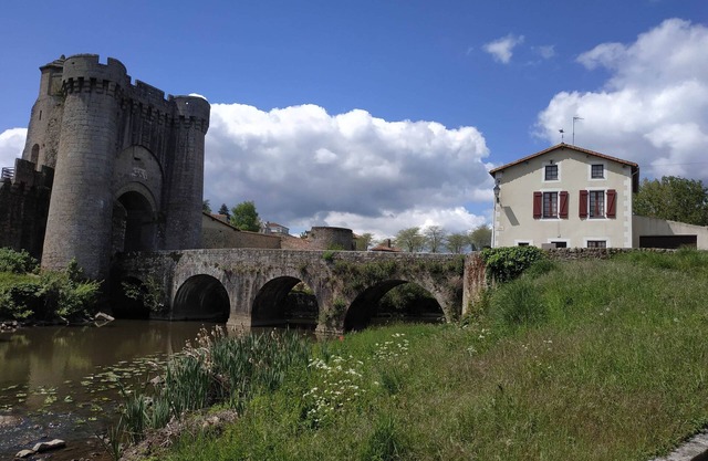 Logis de la tour, in the heart of the medieval Parthenay quarter, sleeps 4 to 6