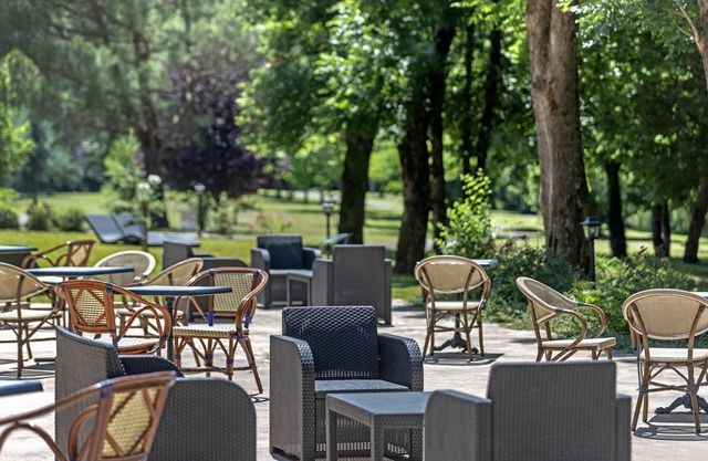 Logis Hôtel Restaurant Les 2 Rives - A75, en bordure de rivière