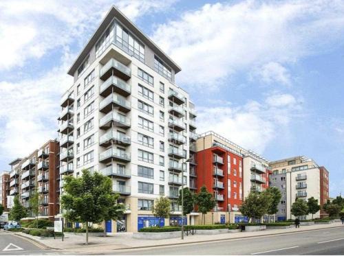 London - Apartment - Sleeps 2 - Garden - Pool