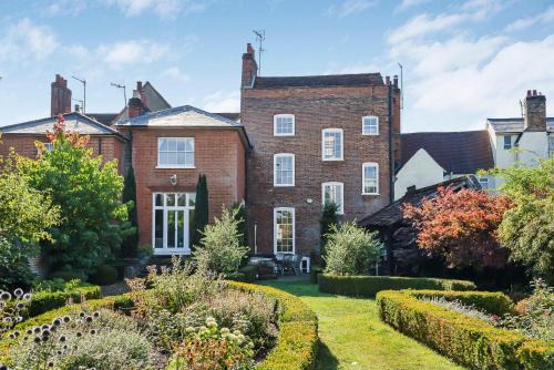 London- Large Period Town House with river front