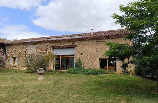Longère (farmhouse), single storey, all comforts. Pets allowed