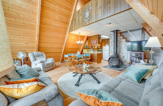 Long Lake Cabin w/Kayaks, Private Beach & Dock!