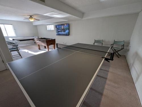 Long stays welcome! Across from trailhead,game rm!