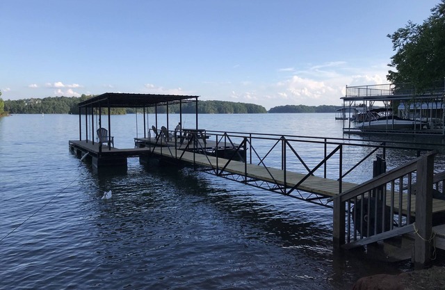 Longhollow Cottage-Right on the water w/private boat dock and screened in porch