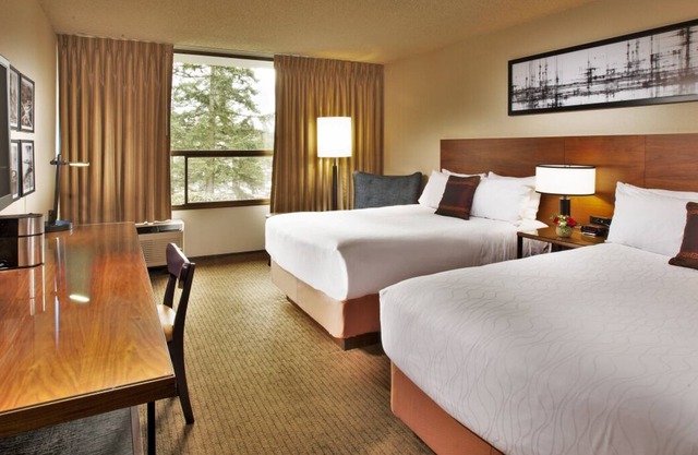 Look No Further! 2 Classy Units, Pool, Free Parking, Near Bellevue Square