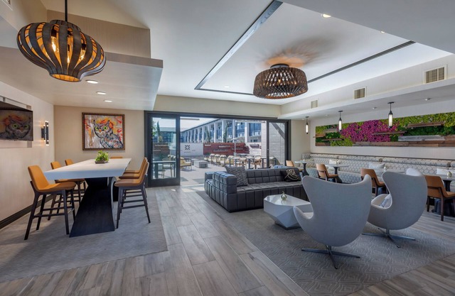 Look No Further! Free Parking & Gym. Minutes to the Best Restaurants & Shopping