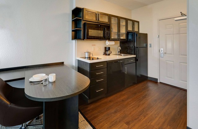 Looking for Perfect Spot to Relax? Enjoy Our Room w/Full-Kitchen, FREE Parking